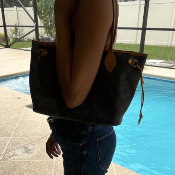 LOUIS VUITTON Monogram Neverfull PM Tote Bag - Picture 2 of 14